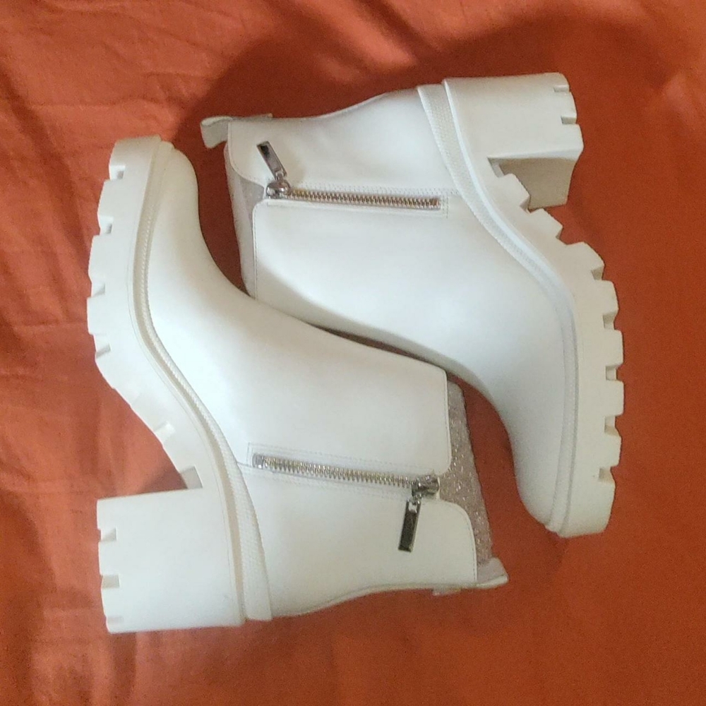Gianni Bini white akle boot with heel Size 8.5